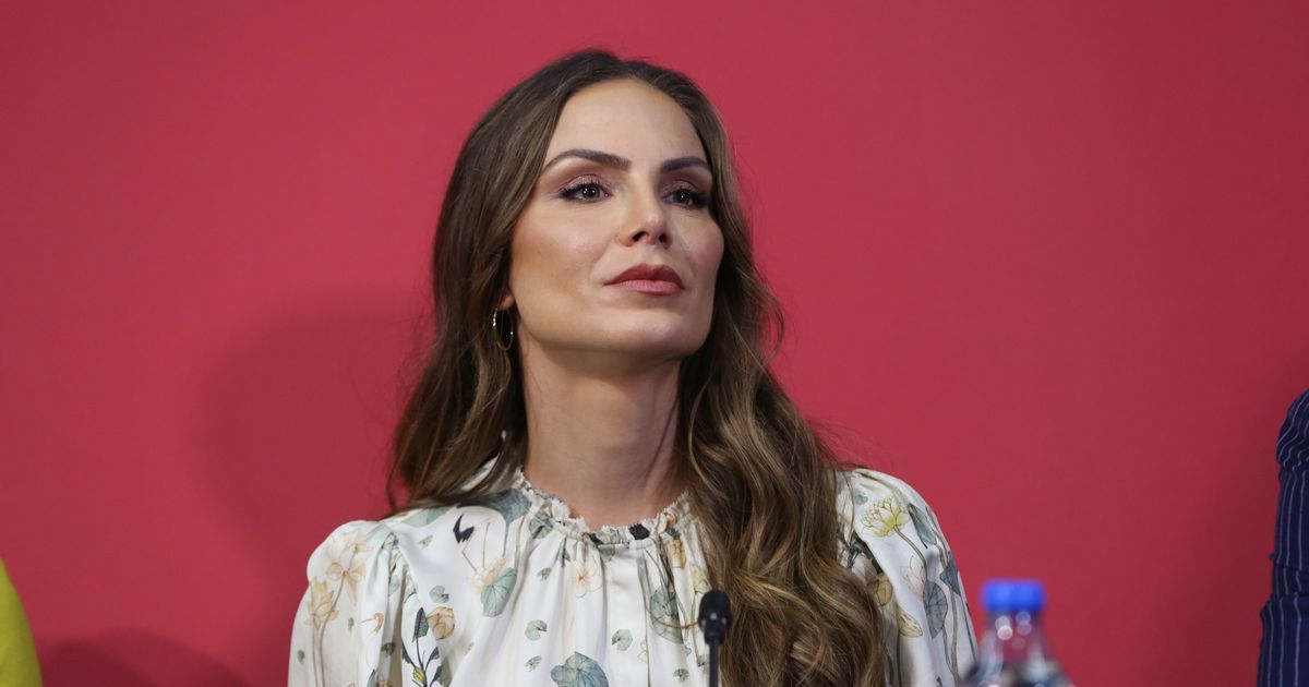 Nina Seničar oduvala na crvenom tepihu, ali njen muž je OZBILJNO podbacio: Svi gledaju u odelo iz prošlog veka