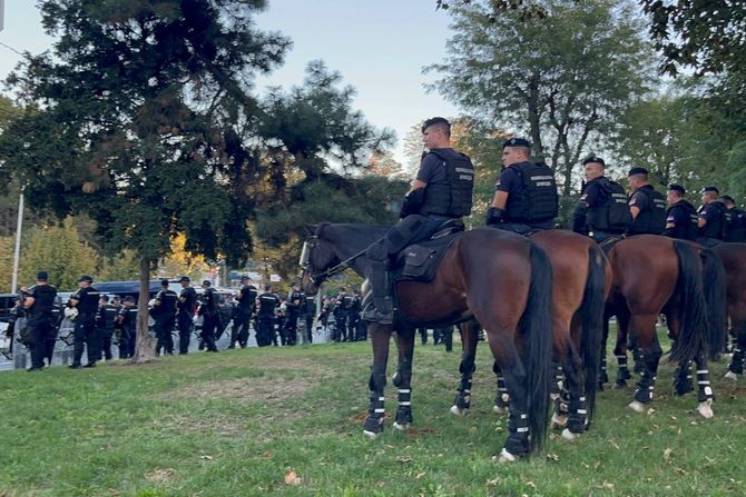 Policija na Autokomandi uoči derbija