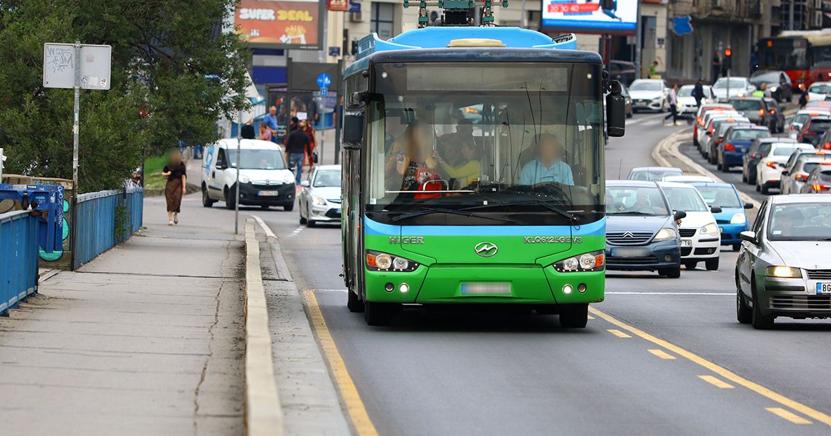 Šofer busa u Beogradu sa smeškom odgovara bahatom vozaču na žestoke uvrede: Sramota je citirati to što govore