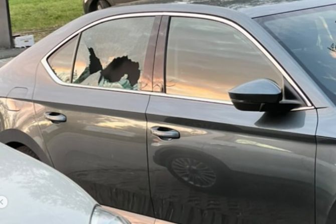 Razbijeni prozori na više automobila u Novom sadu Razbijeni prozori na više automobila u Novom sadu