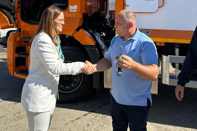 Kamion za odvoženje otpada Negotin Kamion za odvoženje otpada Negotin
