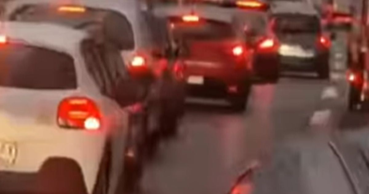 Šok vožnja na Autokomandi: Zbog gužve po trotoaru! Ljudi se sklanjali od ove žene za volanom