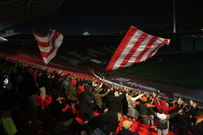 Navijači na Marakani gledaju Inter - Crvena Zvezda