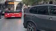 Žena parkirala besnog BMW i blokirala Golsvordijevu: Autobusi stali, stotine ljudi čekalo sat vremena