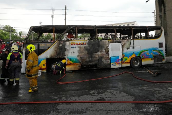 Bangkok, izgoreo školski autobus