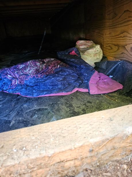 Beskućnik ispod kuće