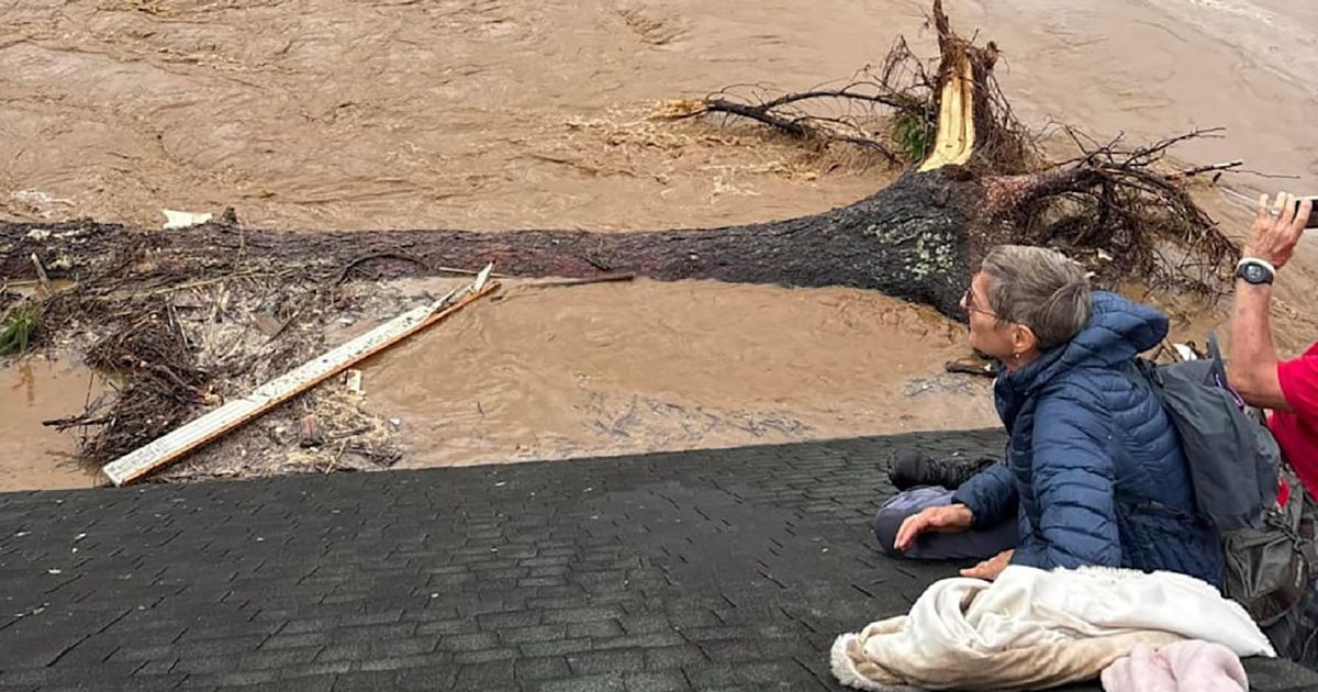 Porodica na krovu čeka pomoć, dok poplava besni: Ubrzo nakon ove ...