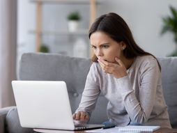 Žena za računarom, ilustracija