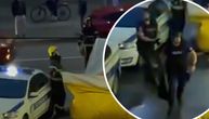 Drama u Beogradu! Muškarac pretio da će skočiti sa zgrade, vatrogasci munjevito raširili dušek (VIDEO)