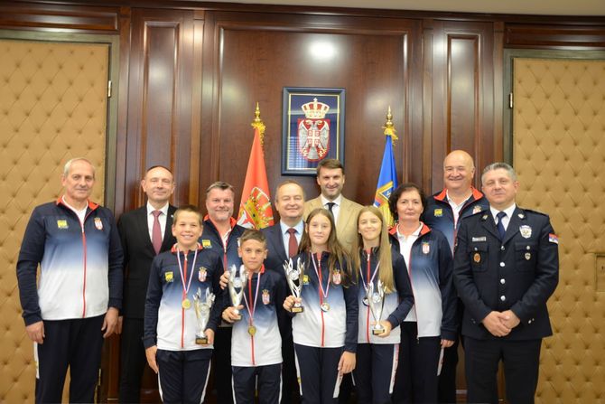 Vicešampioni Evropskog takmičenja, sa generalnim sekretarom AMSS Milanom Nikolićem, na prijemu kod ministra Dačića, foto: Uroš Dedić