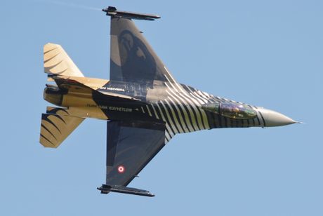 Solo Turk F-16