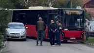 Sve stalo, autobusi GSP ne mogu da prođu! Bahato parkirao u Zemunu, nastao haos! Ima li kazne za ovo?