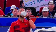 Dok je čekao da se rival vrati na teren, Novak iza sebe nije ni primetio moćan transparent od strane navijača