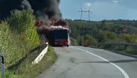 Vatra "guta" autobus nasred puta ka Malom Orašju: Izbija gust crni dim, plamen zahvatio celo vozilo