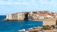 MALO SE ZANELI! Skandalozan snimak iz Dubrovnika: Mladići k'o od majke rođeni nisu marili za povike prolaznika