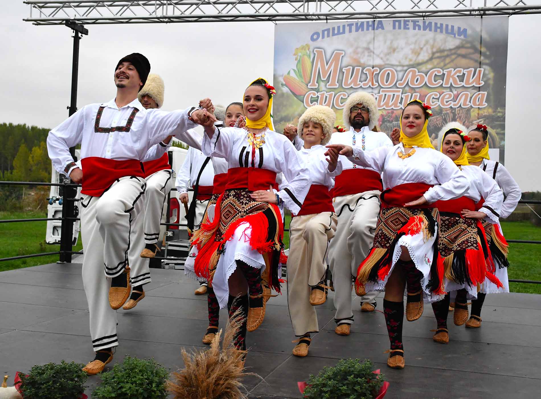 Za mlade bračne parove 50.000 dinara, a kad dobiju dete još 50, džabe i letovanje: Opština u Srbiji uvela mere
