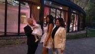 Proslava u Đanijevoj porodici! Snajka u čipkastoj haljini sa dekolteom, unuka kao princeza na 1. rođendanu
