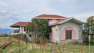 Vila najbogatije pevačice sa Balkana je potpuno uništena: Opljačkana posle njene smrti, unutra mrtvački krst