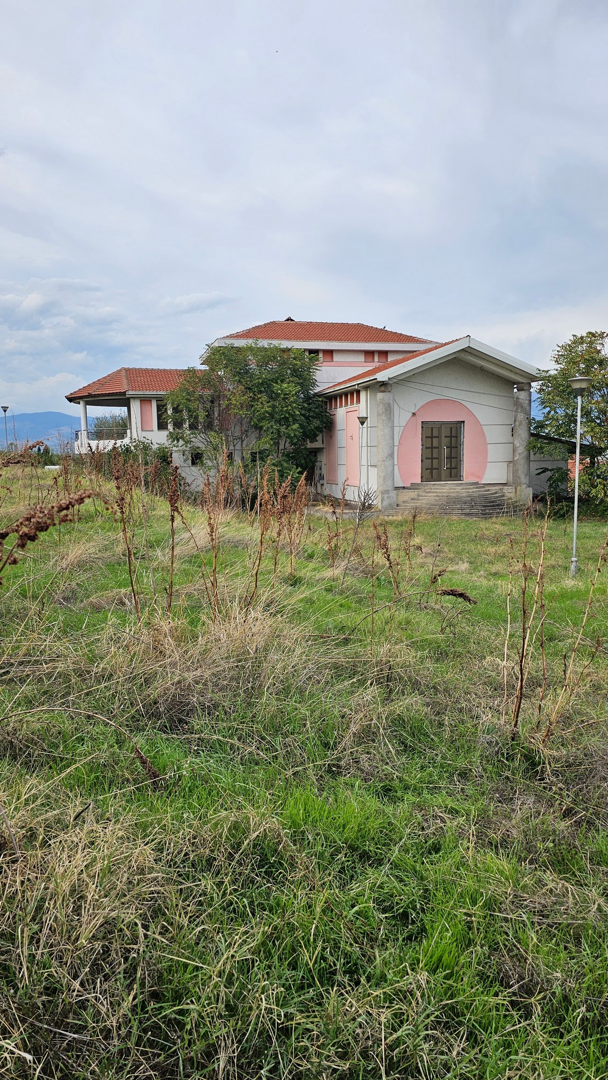 Vila najbogatije pevačice sa Balkana je potpuno uništena: Opljačkana posle njene smrti, unutra mrtvački krst
