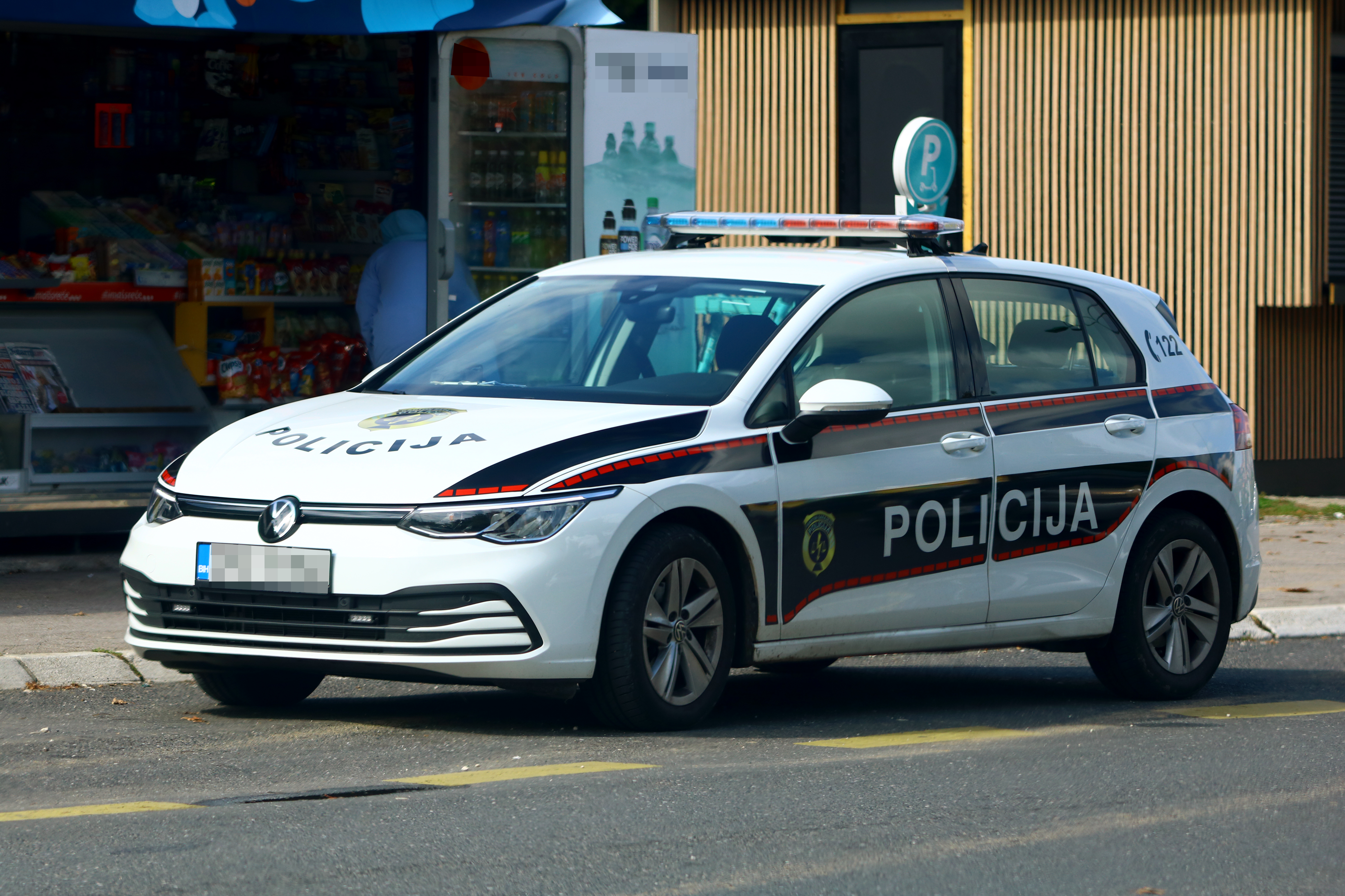 Prvi snimci s mesta strave u Hrasnici: Pogledajte šta je ispred stana u kom su majka i sin ubijeni lopatom