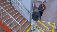 Nakon potopa u metrou: Kamera snimila "zaljubljeni par" ispod stepenica, policija ih traži