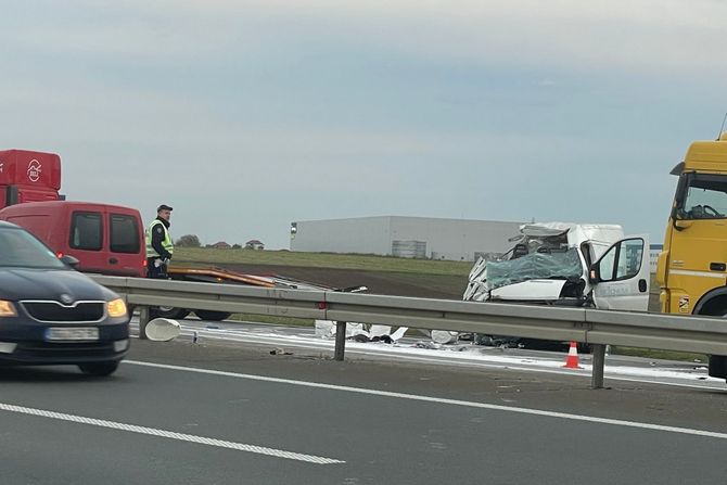 Nesreća na autoputu kod skretanja za Nove Banovce