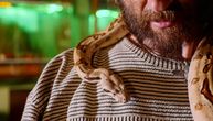 Pogledao u oči zmiji, a onda duboko požalio: Napad je bio munjevit i brutalan, evo snimka