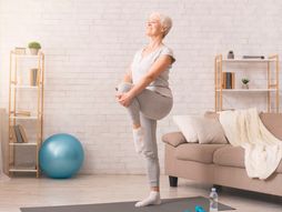 fitnes, pilates, žena vežba pilates, žena