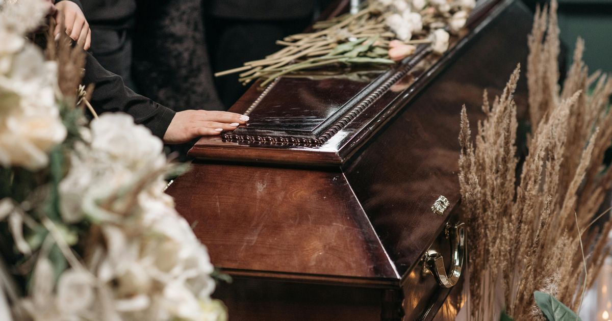 Two Women FIGHT by the Coffin, People Stare in Disbelief! Bizarre Video Sparks DEBATE