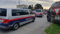 Ženi prerezao grkljan, pa teško povredio pripadnika Kobri: Policija se i dalje bori sa napadačem u Austriji