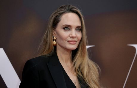 Angelina Jolie andzelina dzoli akala