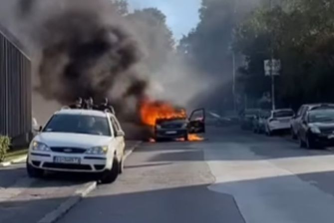 Zapalio se auto kod TC Big Fashion na karaburmi