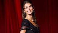 Kaia Gerber zablistala u kaputu koji je zaludeo modni svet: Lepa manekenka spojila disko glamur i visok stil