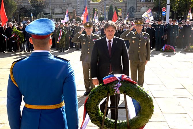 Ministar Gašić predvodio državnu ceremoniju polaganja venaca na Groblju oslobodilaca Beograda