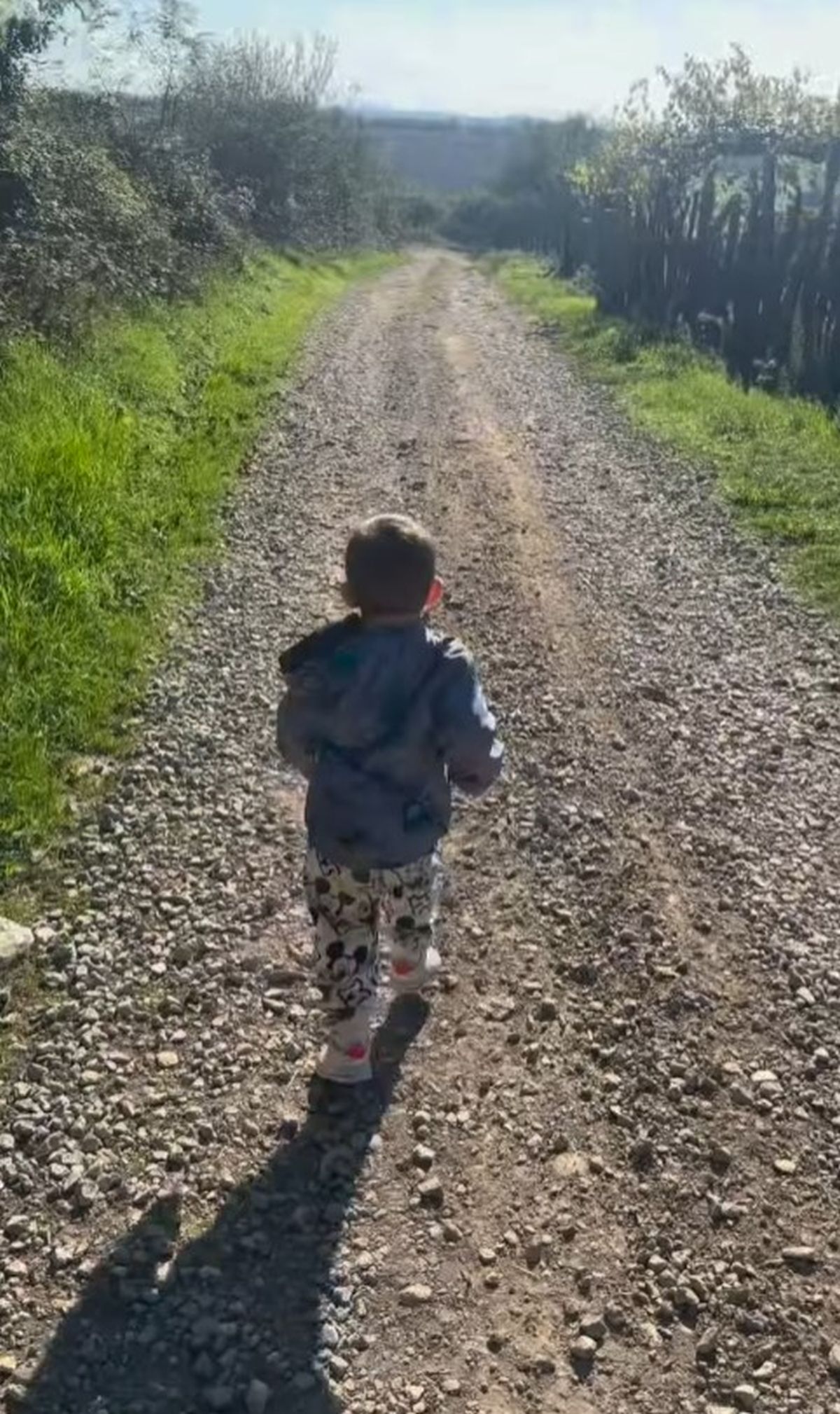 Dok je Kristijan na Farmi, njegova žena sa decom otišla iz Beograda! Vratila se na selo: "Neverovatno mi je.."