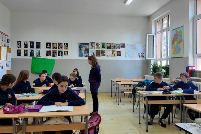 školske uniforme u OŠ “Stepa Stepanović” kod Čačka, prelepa slika u selu Gornja Gorevnica