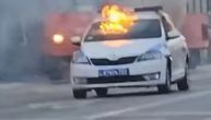 Gori policijski automobil na Dorćolu: Škoda u plamenu, vatra progutala vozilo! (Video)