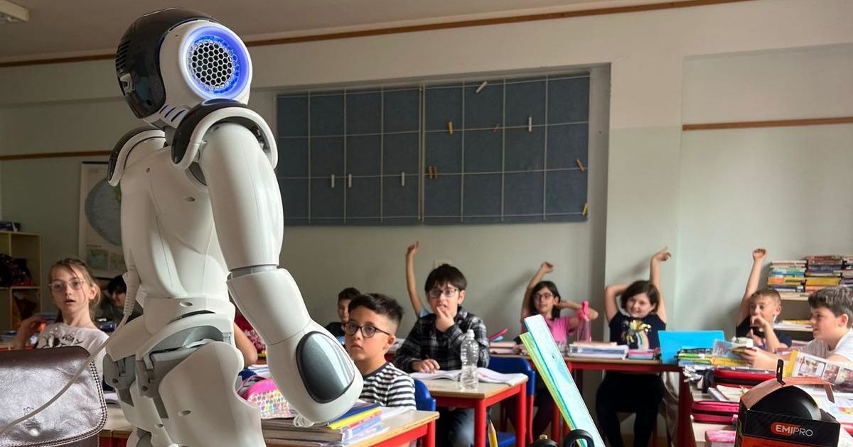 ZASTRAŠUJUĆE Humanoidni robot 