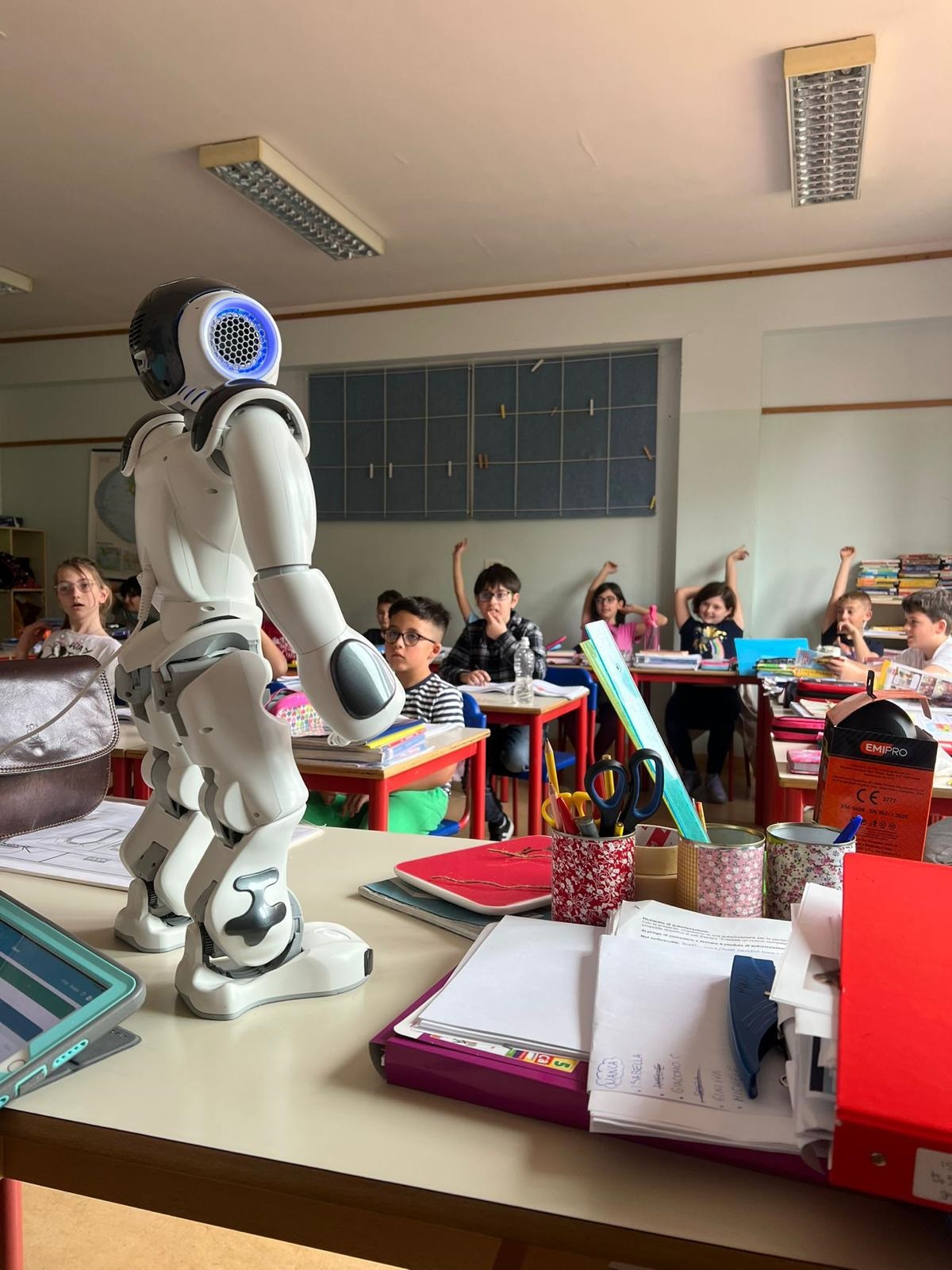 ZASTRAŠUJUĆE Humanoidni robot "podivljao" na sportskom danu u školi: Uplašeni đaci bežali, jedva savladan