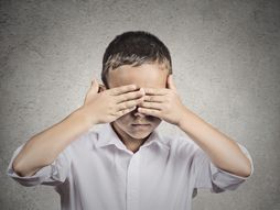 dečak, oči, ruke na očima