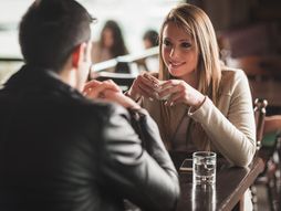 dejt, par, izlazak, ljubavni par, kafić, kafa