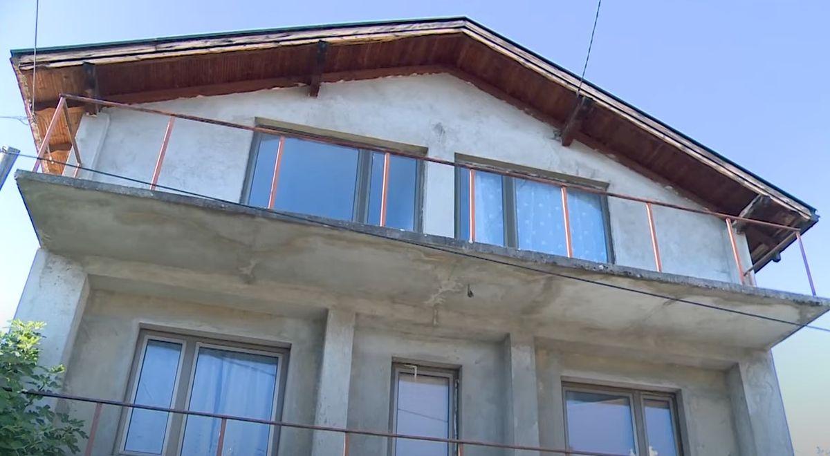 Ovo je Gastozova porodična kuća u Svilajncu: Nedovršena, bez fasade, oko nje haos! A tek da vidite unutra...