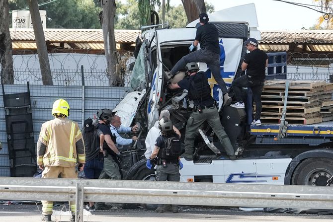 Izrael Tel Aviv teroristički napad, kamion uleteo u autobusku stanicu