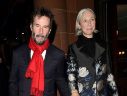 Kijanu Rivs sa devojkom