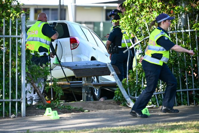 Melburn, džipom uleteo u dvorište osnovne škole