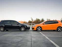 Narandžasti i crni automobil