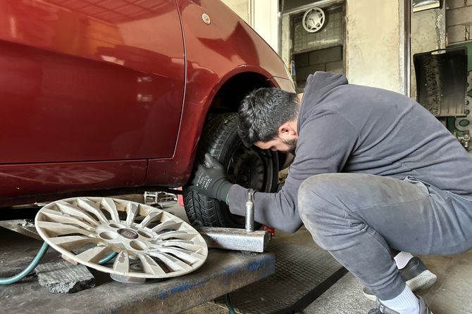 Vulkanizarske radnje pune vozača koji menjaju gume