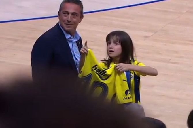 Navijačica Fenerbahčea, Dušan Tadić