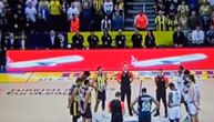 Utakmica Fenerbahče - Partizan krenula minutom ćutanja zbog stravične nesreće u Novom Sadu