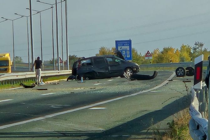 Saobraćajna nesreća, udes autoput , naplatna rampa Novi Sad